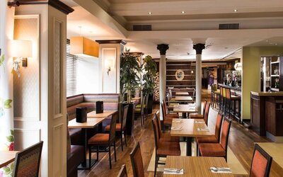 Dining area perfect for coworking at Leonardo Inn Glasgow West End.
