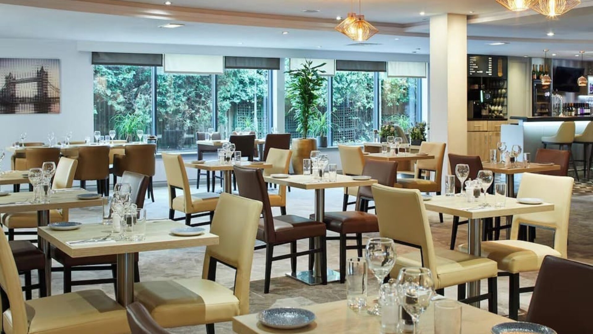 Dining area perfect for coworking at Leonardo Hotel London Heathrow Airport.