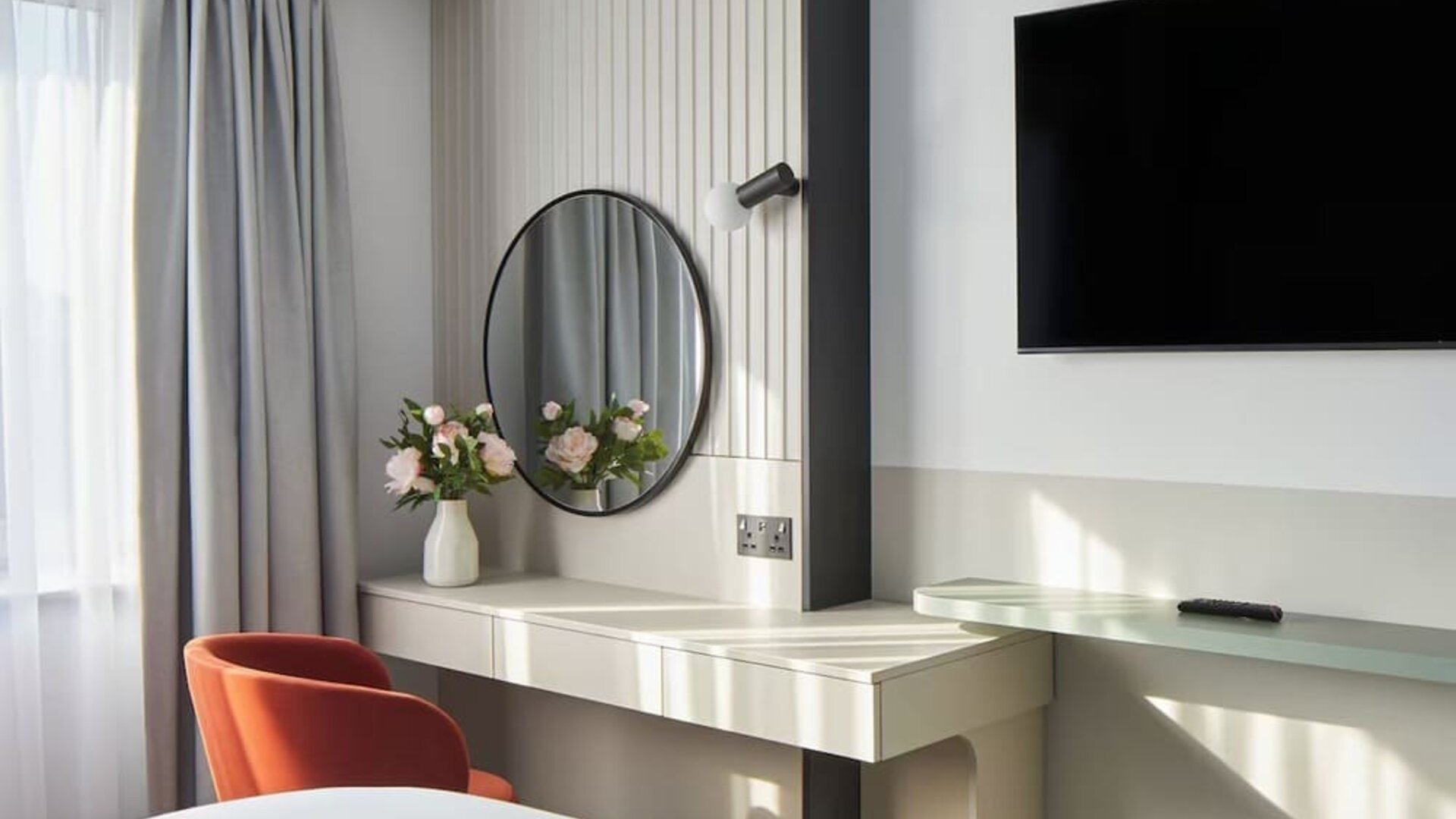 Work desk at Leonardo Hotel Dublin Parnell Street.