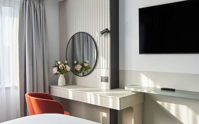 Work desk at Leonardo Hotel Dublin Parnell Street.