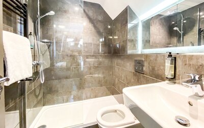 Almondsbury Inn & Lounge