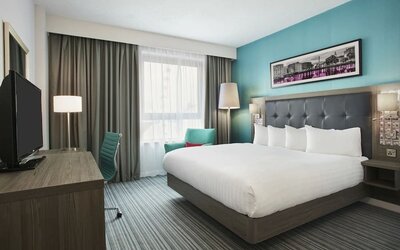 Cozy king room at Leonardo Hotel Southampton.