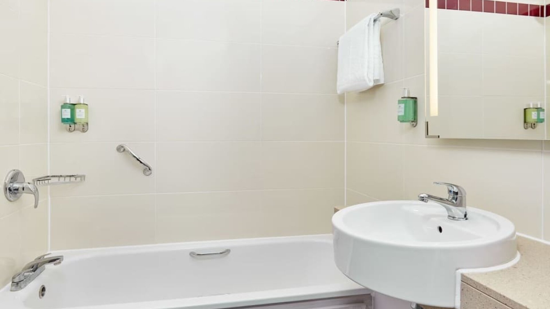 Guest bathroom at Leonardo Hotel Swindon.