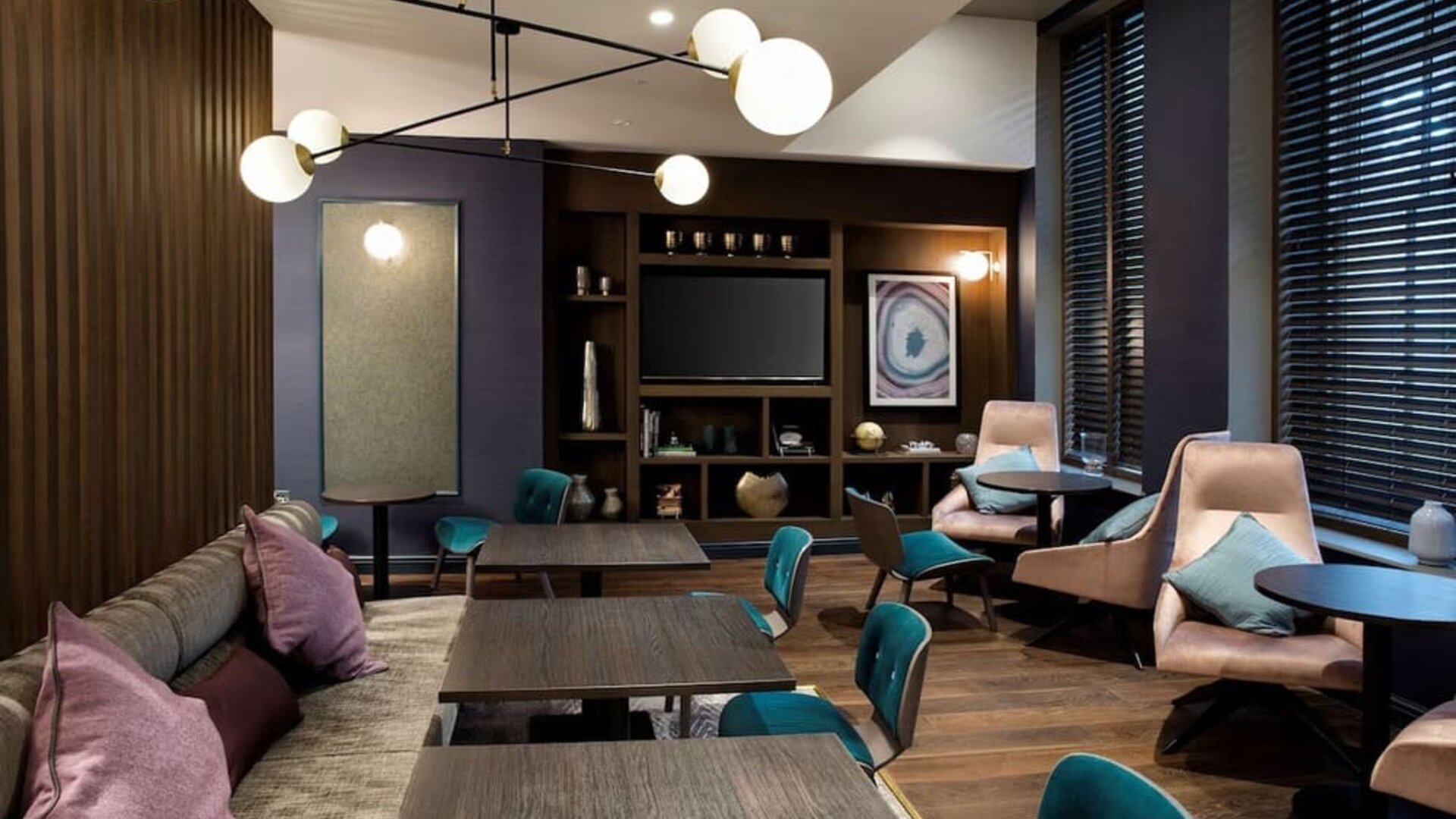 Hotel bar perfect for coworking at Hilton Edinburgh Carlton.