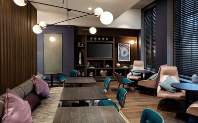 Hotel bar perfect for coworking at Hilton Edinburgh Carlton.