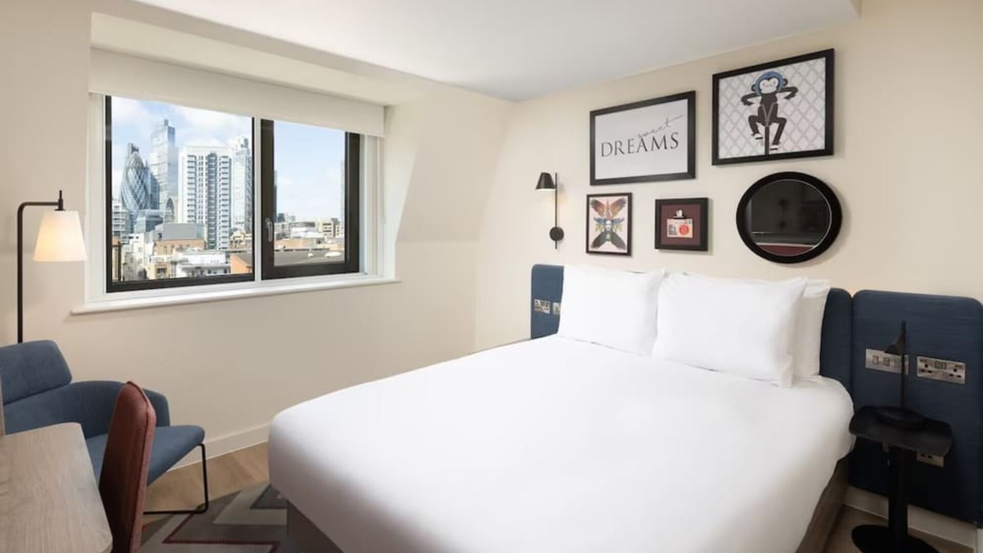 Day use room with natural light at Hampton By Hilton London City.