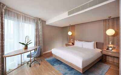 King room with work desk at DoubleTree By Hilton London Excel.
