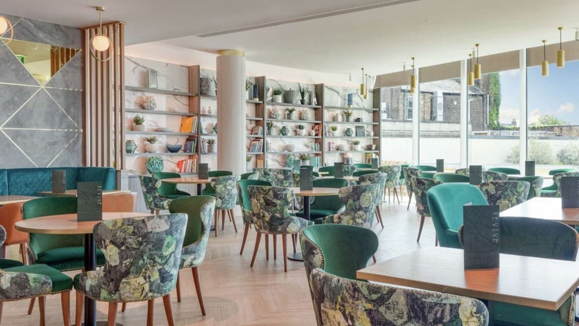 Dining area perfect for coworking at Hilton London Angel Islington.