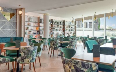 Dining area perfect for coworking at Hilton London Angel Islington.