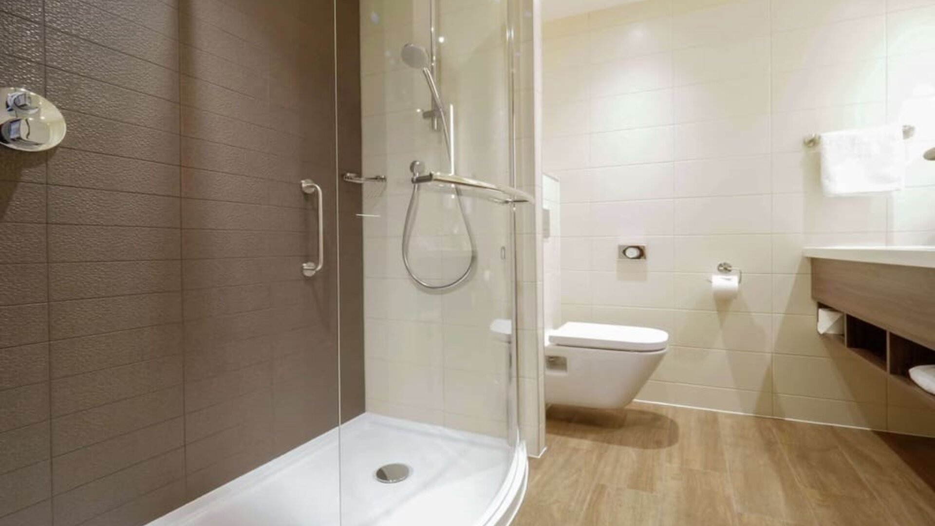 Guest bathroom with shower at Hilton Garden Inn Birmingham Airport.