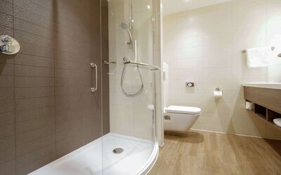 Guest bathroom with shower at Hilton Garden Inn Birmingham Airport.
