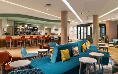 Dining area perfect for coworking at Hampton By Hilton Torquay.