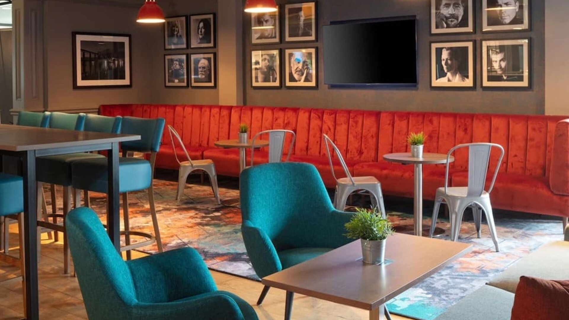 Dining area perfect for coworking at DoubleTree By Hilton Edinburgh Airport.