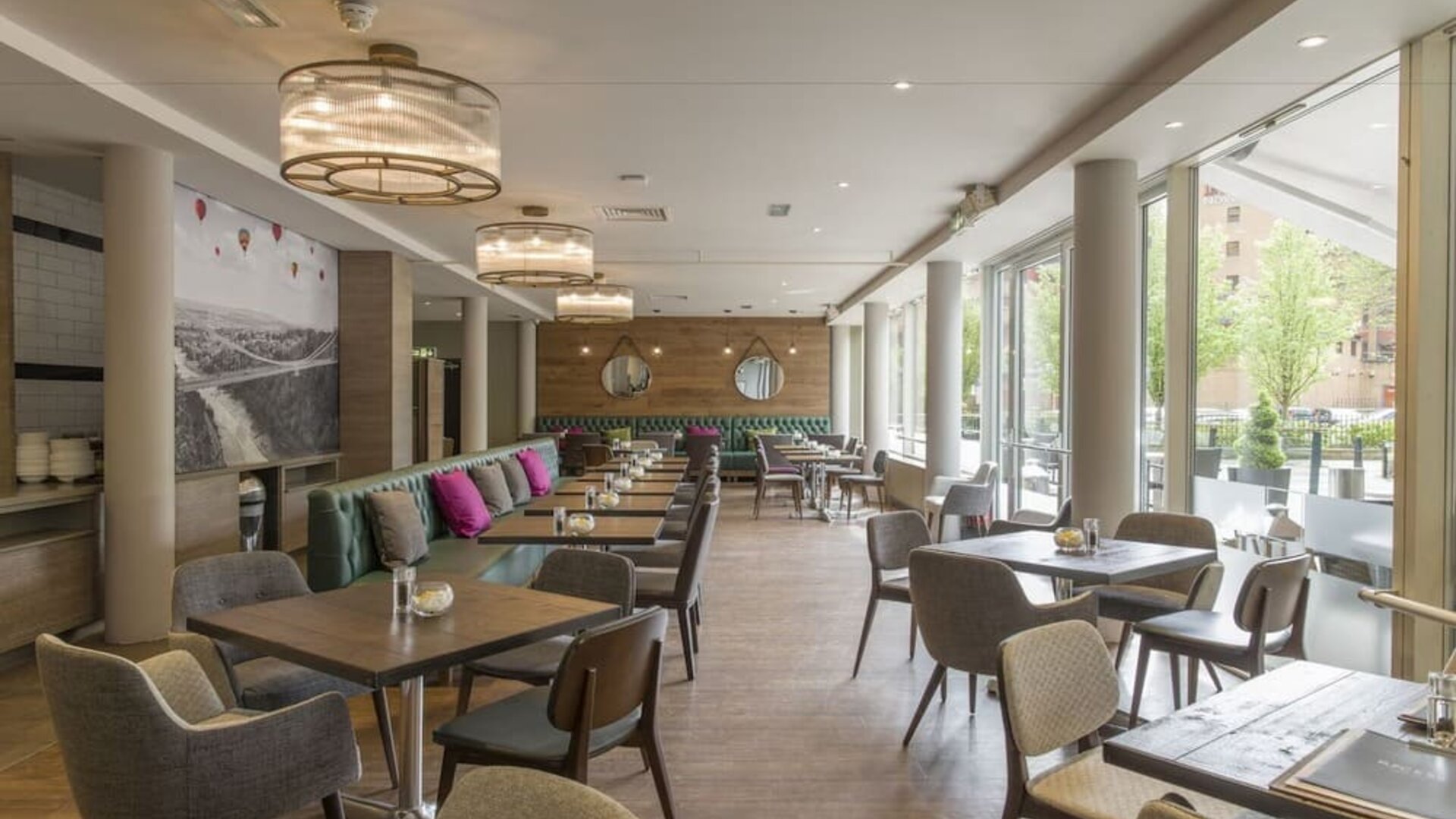 Dining area perfect for coworking at Hilton Garden Inn Bristol City Centre.