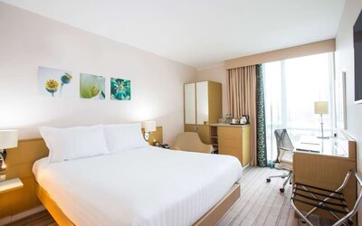 King bed with natural light at Hilton Garden Inn Glasgow City Centre.