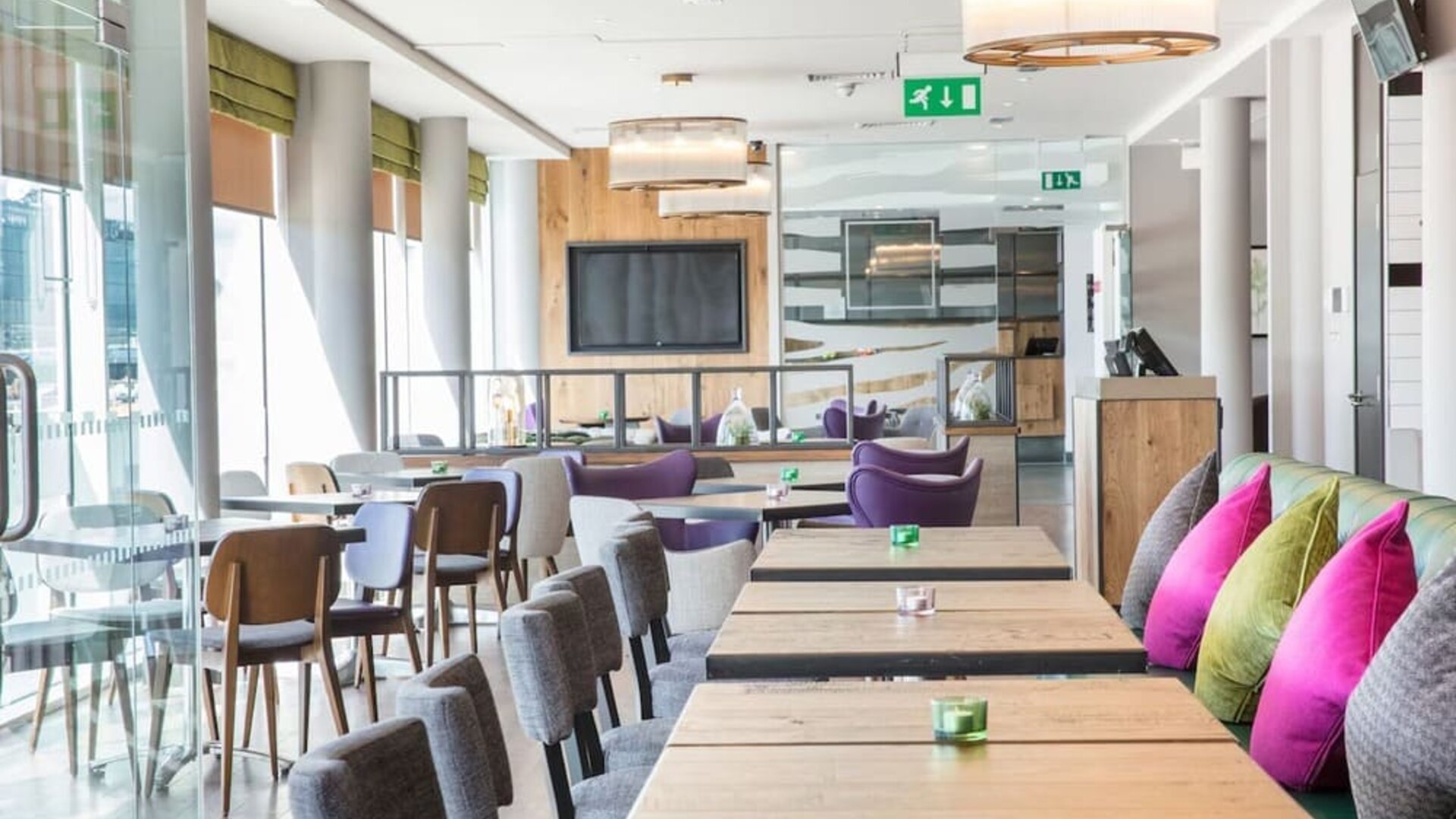 Dining area perfect for coworking at Hilton Garden Inn Glasgow City Centre.