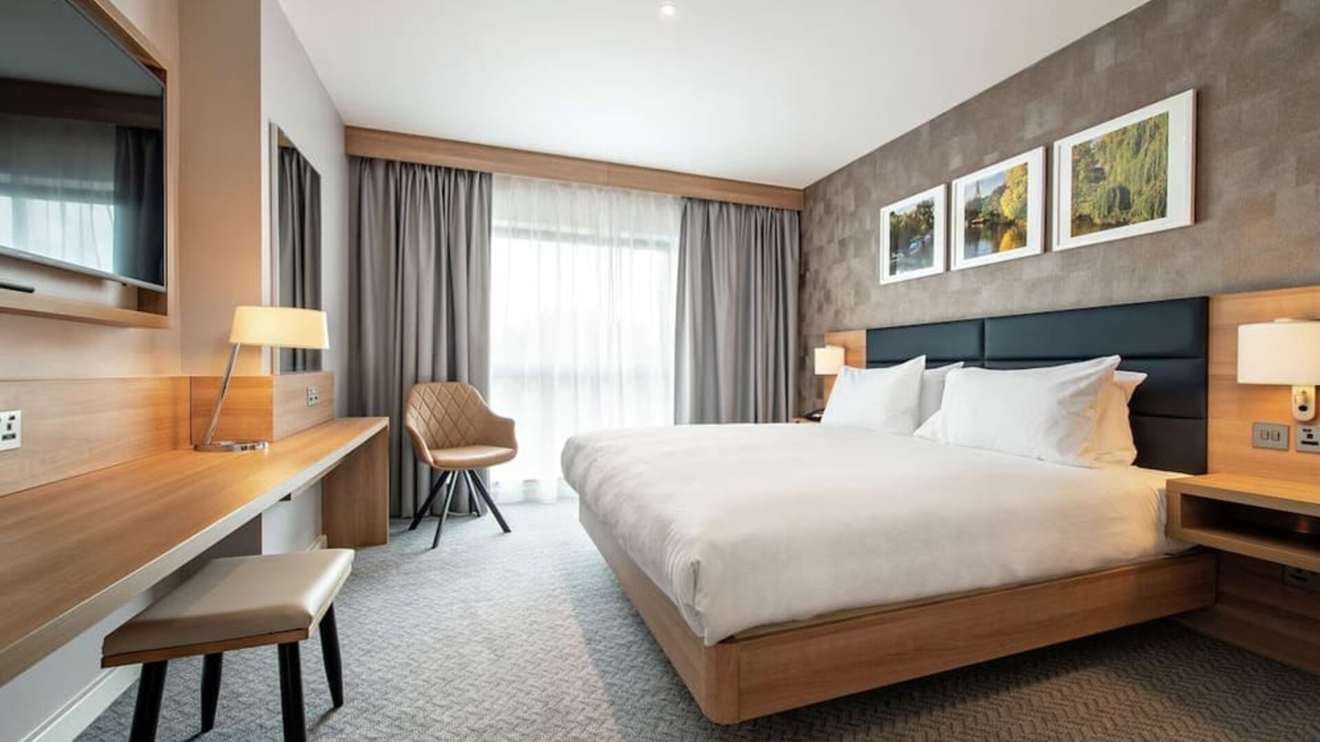 Day use room with natural light at Hilton Garden Inn Abingdon Oxford.
