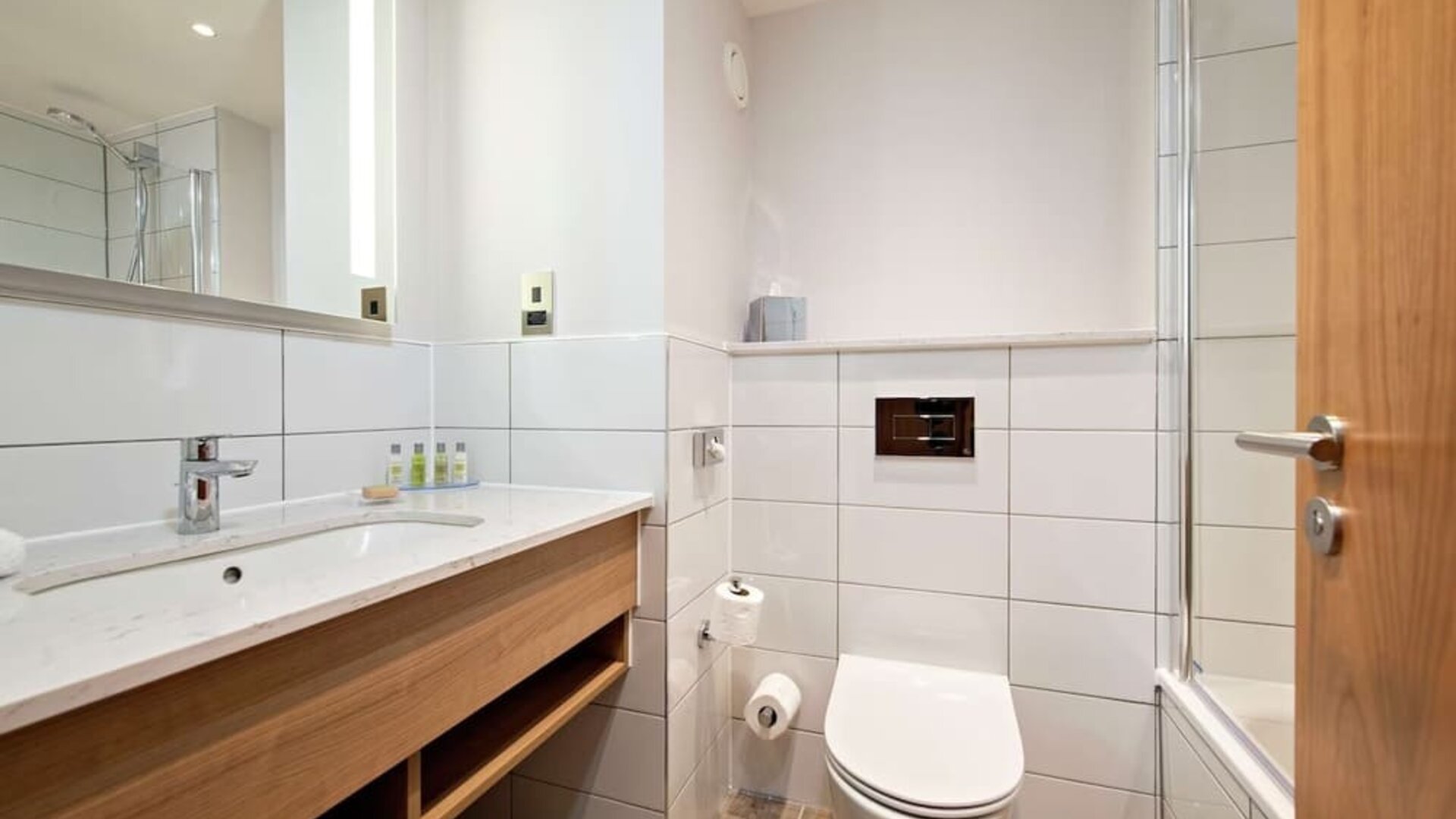 Guest bathroom with shower and tub at Hilton Garden Inn Abingdon Oxford.