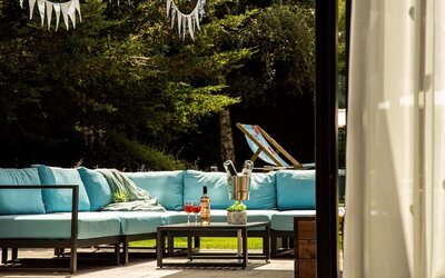 Comfortable outdoor seating available at Hilton Garden Inn Abingdon Oxford.