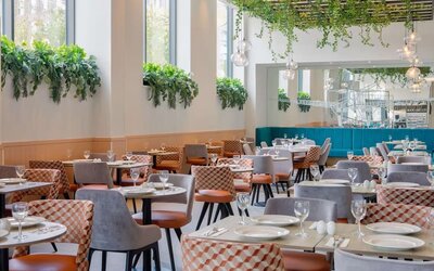 Dining area perfect for coworking at Hilton Garden Inn Stoke On Trent.
