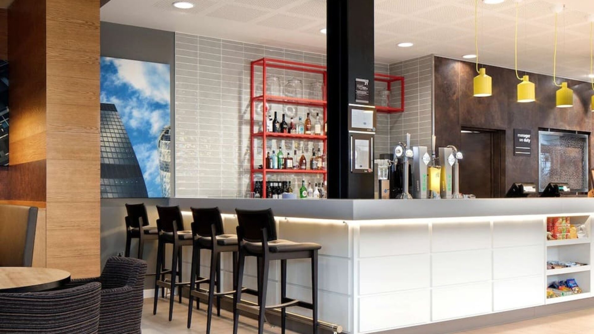 Chic hotel bar perfecto for co-working at the Hampton by Hilton London Docklands.