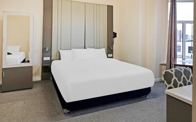 OYO The Baltimore Hotel