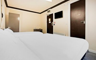 OYO The Baltimore Hotel