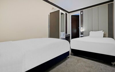 OYO The Baltimore Hotel