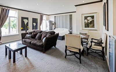 OYO The Baltimore Hotel