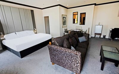 OYO The Baltimore Hotel