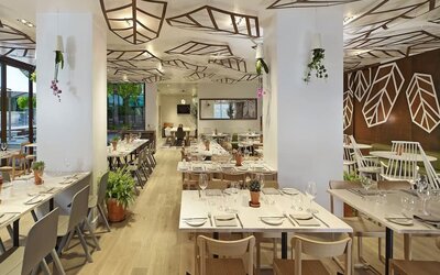 Spacious dining area perfect for coworking at DoubleTree By Hilton London - Hyde Park.