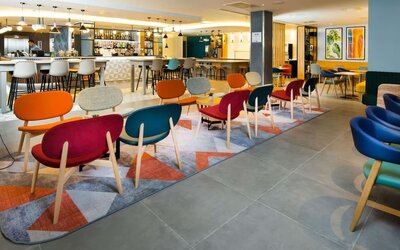 Dining area perfect for coworking at Hampton By Hilton London Park Royal.