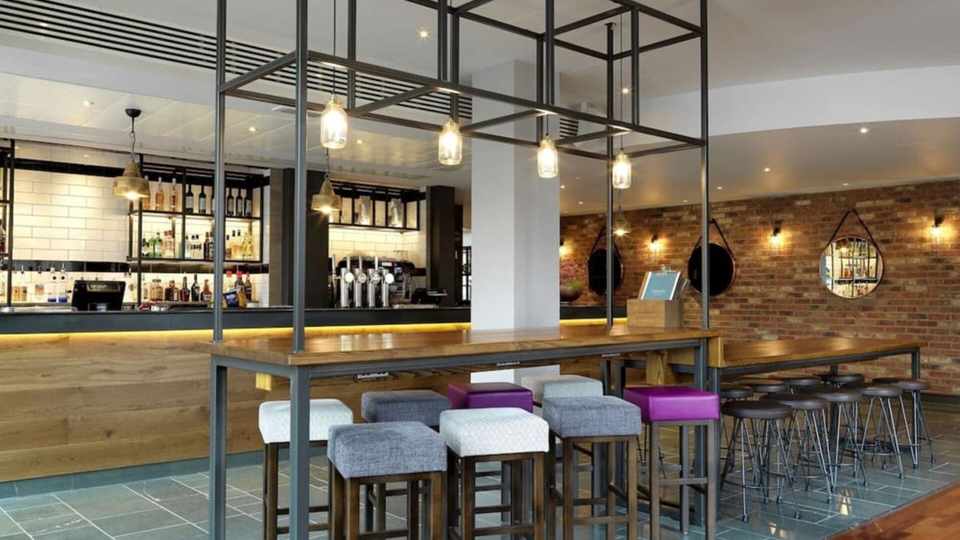 Hotel bar with lounge area perfect for co-working at the Hilton Garden Inn Birmingham Brindleyplace.
