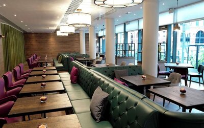 Dining area perfect for co-working at the Hilton Garden Inn Birmingham Brindleyplace.