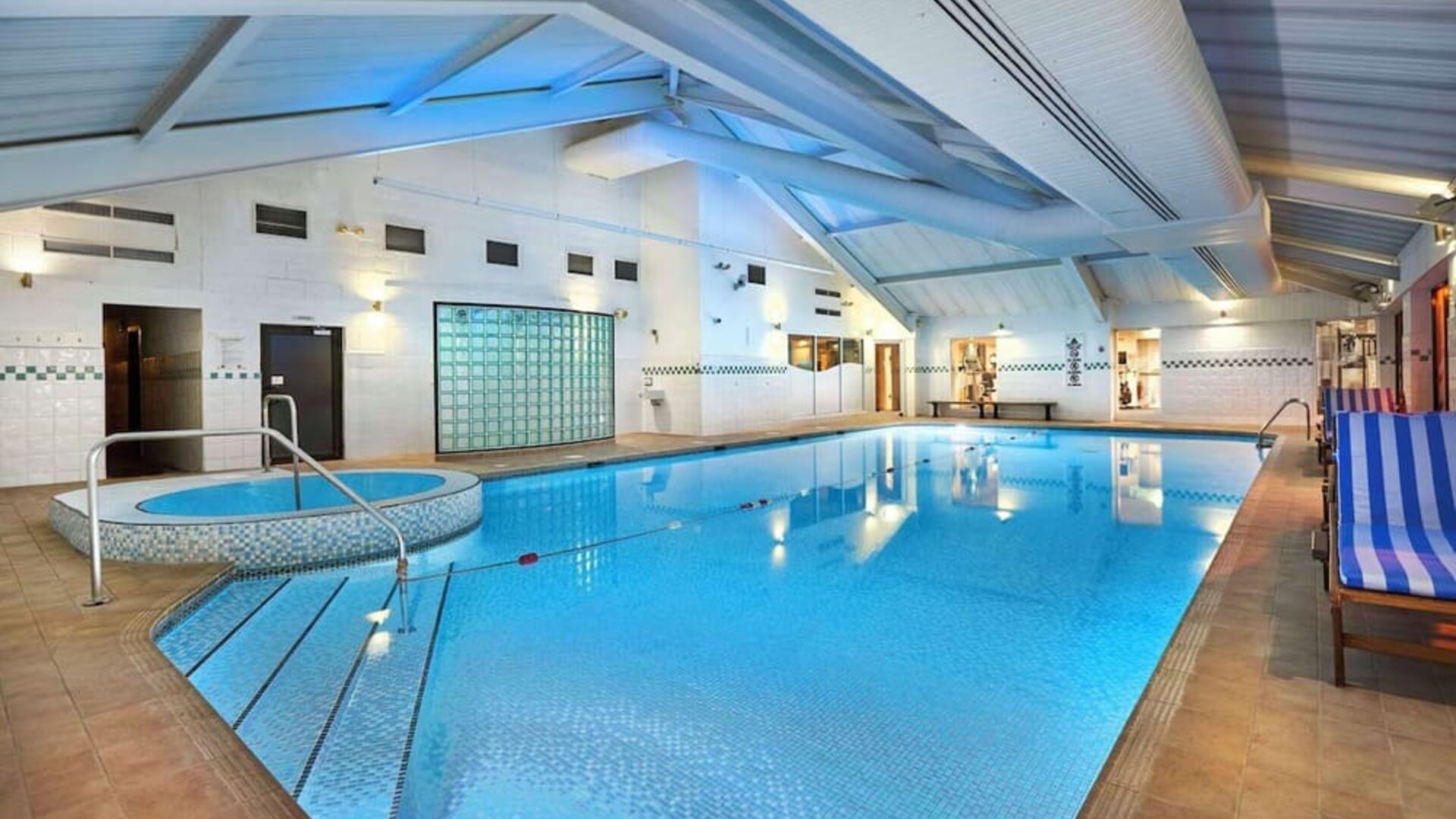 Beautiful indoor pool with jacuzzi at the DoubleTree by Hilton Bristol North.