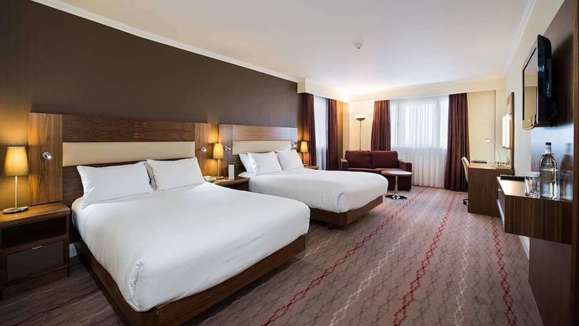 Twin room with TV, work desk and lounge area at the DoubleTree by Hilton Bristol North.