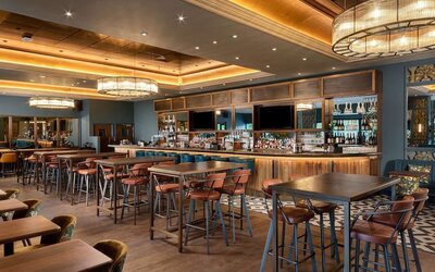 Hotel bar with lounge area and comfortable sitting, perfect for co-working at the Hilton Birmingham Metropole.