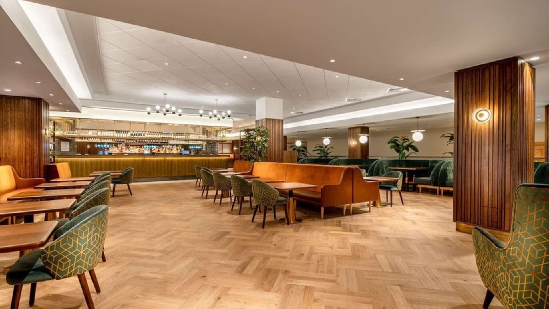 Stylish hotel bar and comfortable lounge area perfect for co-working  at the Hilton Birmingham Metropole.