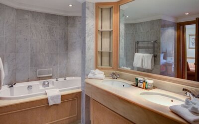Day use guest bathroom with tub and toiletries at the Hilton Birmingham Metropole.