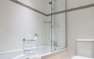 voco Oxford Thames by IHG