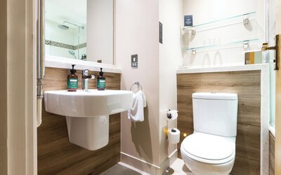 voco Oxford Thames by IHG