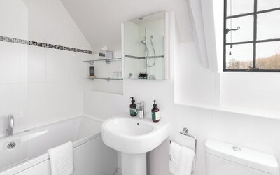 voco Oxford Thames by IHG