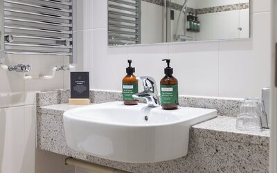 voco Oxford Thames by IHG