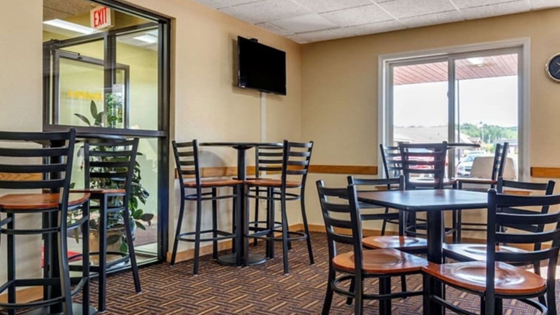 Dining room at Coratel Inn & Suites By Jasper River Falls.