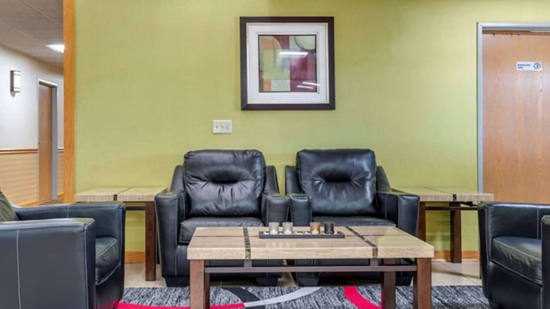 Coworking lounge at Coratel Inn & Suites By Jasper River Falls.