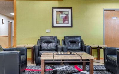 Coworking lounge at Coratel Inn & Suites By Jasper River Falls.
