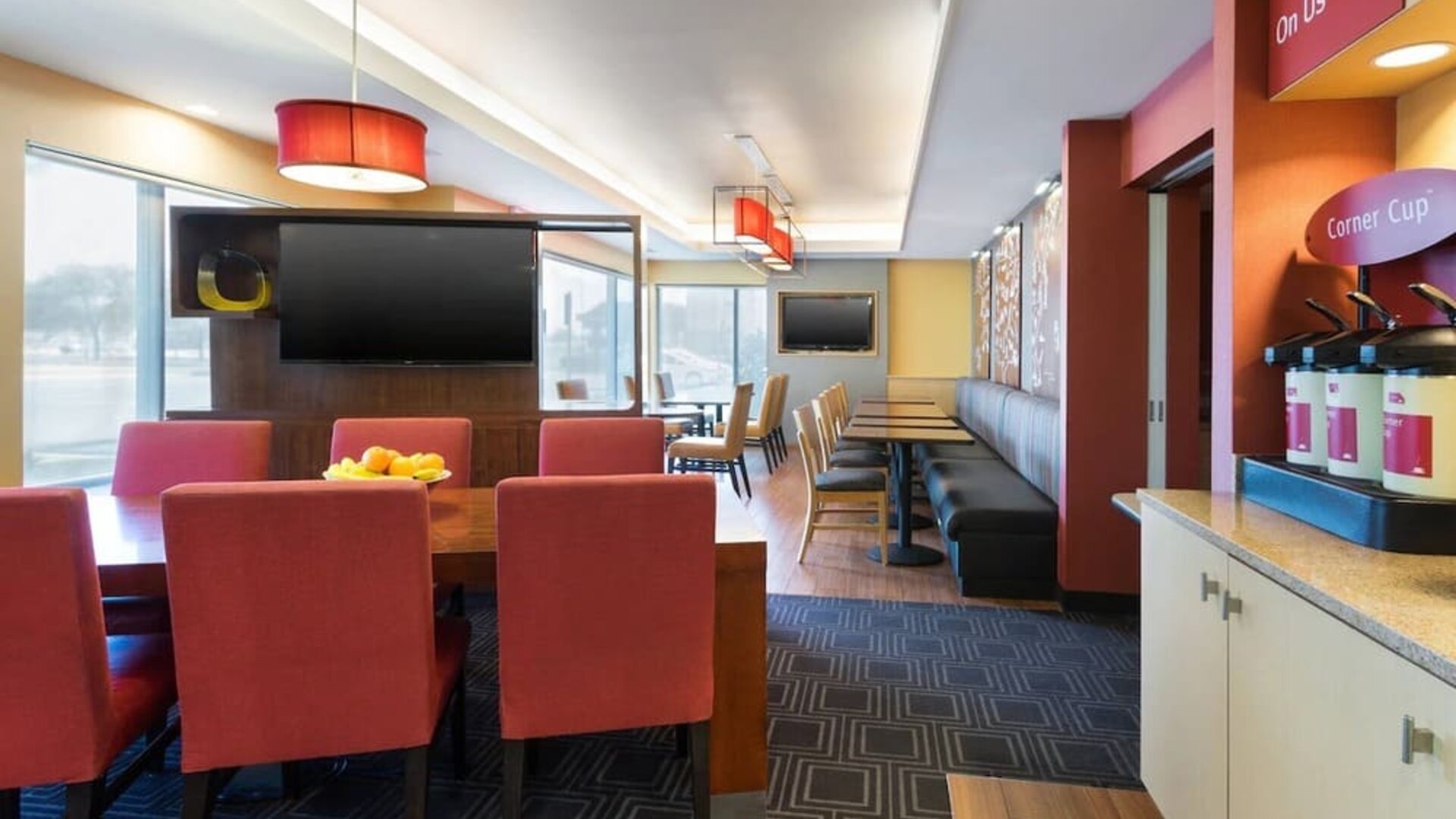 Dining area perfect for coworking at TownePlace Suites By Marriott Shreveport-Bossier City.