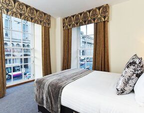 Royal Athenaeum Suites