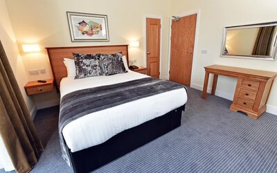 Royal Athenaeum Suites