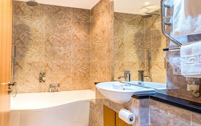 Royal Athenaeum Suites